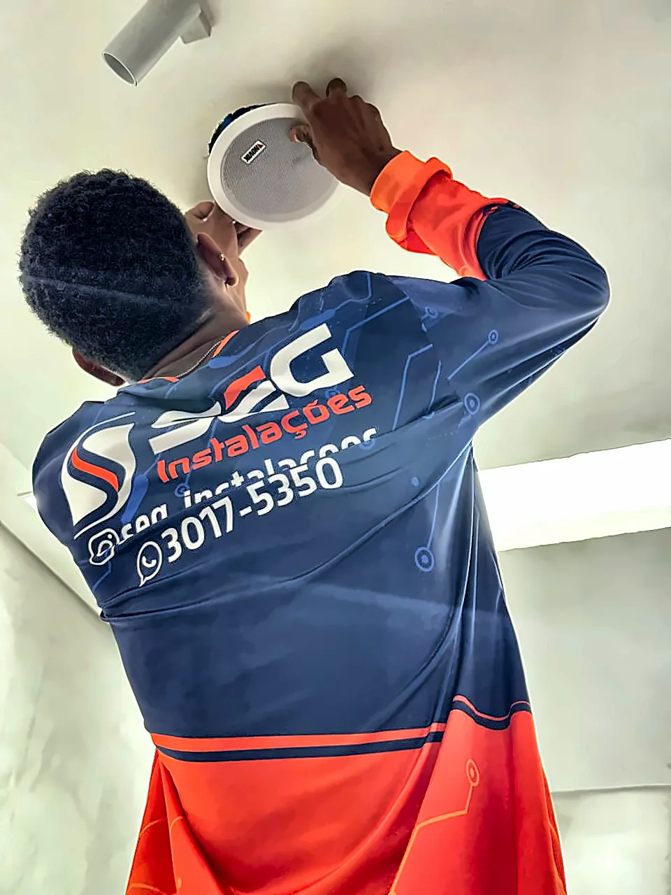 Equipe SEG em instalação de sonorização