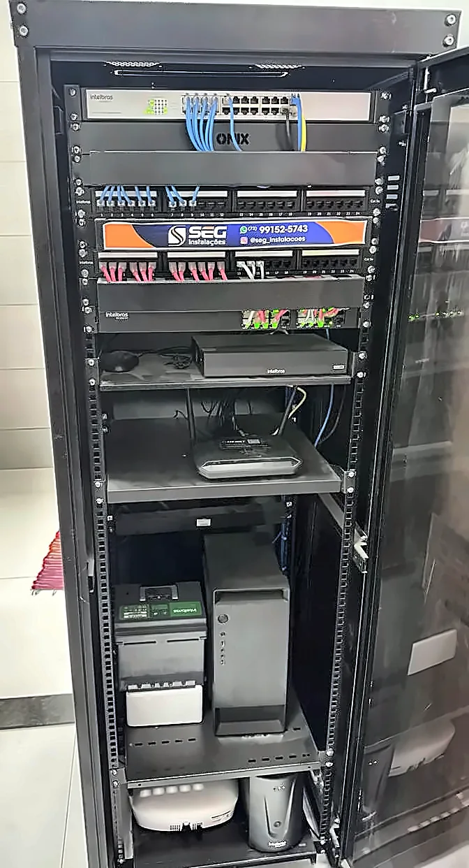 Rack de rede organizado em instalação SEG