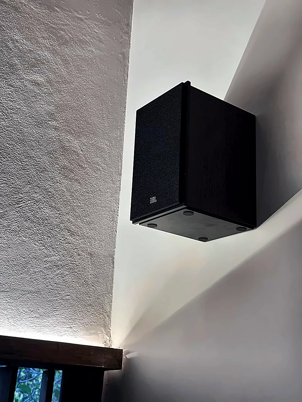 Caixa de som instalada pela SEG