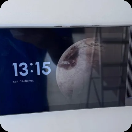 Painel de parede com relógio integrado à automação