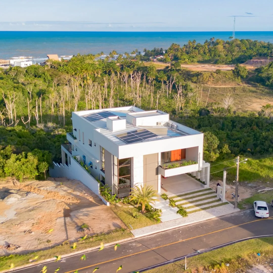 Vista aérea da Casa BQ2-L23 com o mar ao fundo — projeto SEG