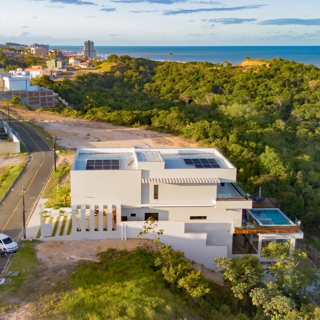 Fachada posterior da Casa BQ2-L23 com piscina no rooftop