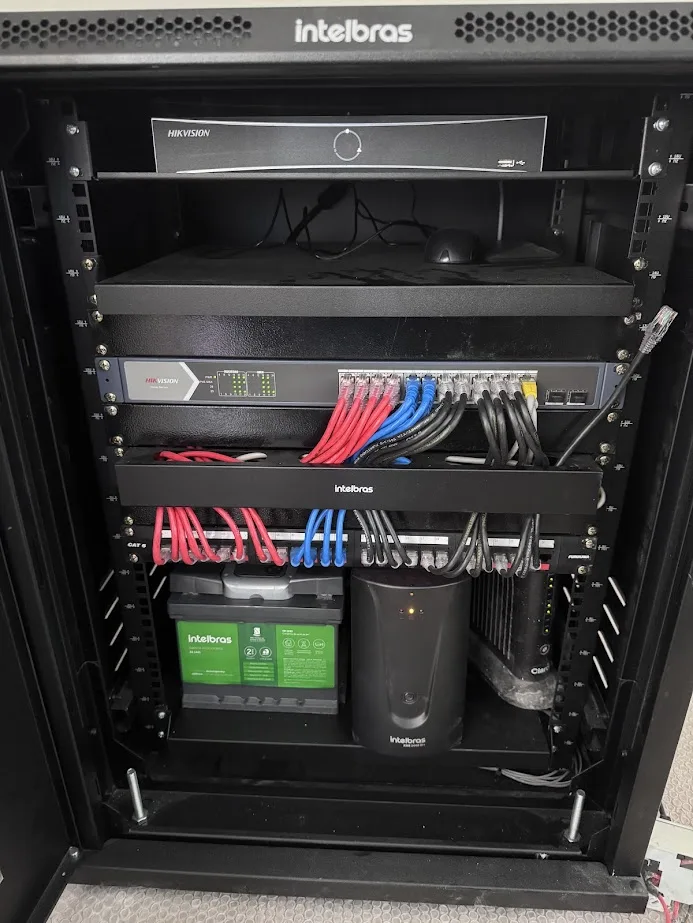 Rack de rede e automação com cabeamento organizado e nobreak