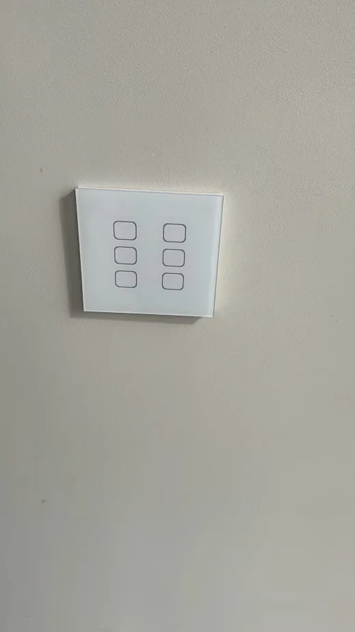 Keypad de automação de seis teclas instalado na parede