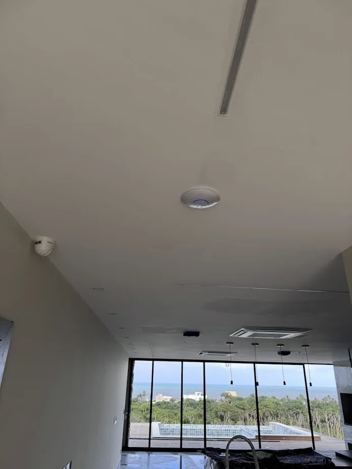 Ponto de acesso Wi-Fi e sensor no teto, com vista para a piscina do rooftop