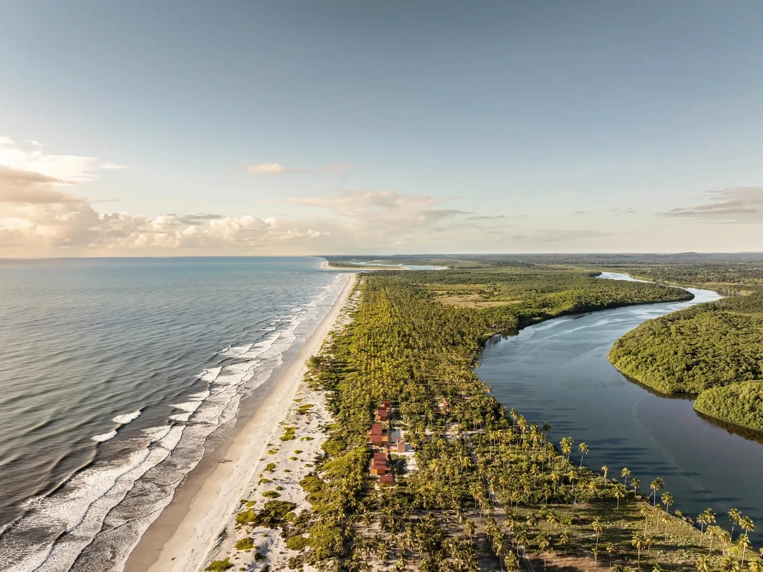 Vista aérea de Pedras de Una com o rio encontrando o mar