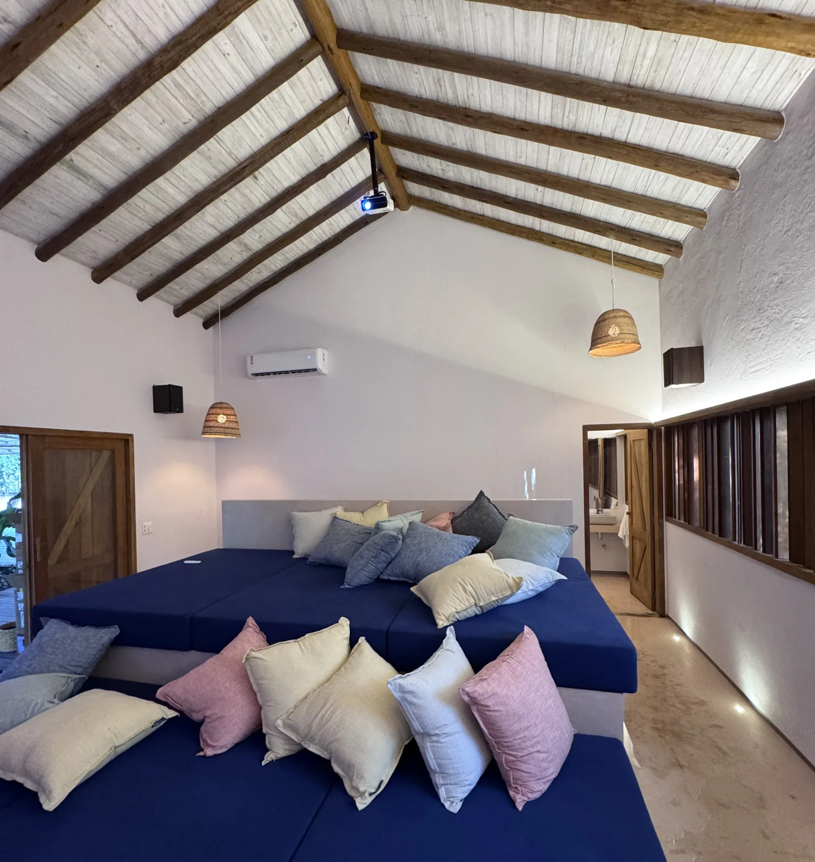 Sala de cinema da Vila Aweto com projetor e sonorização instalados pela SEG
