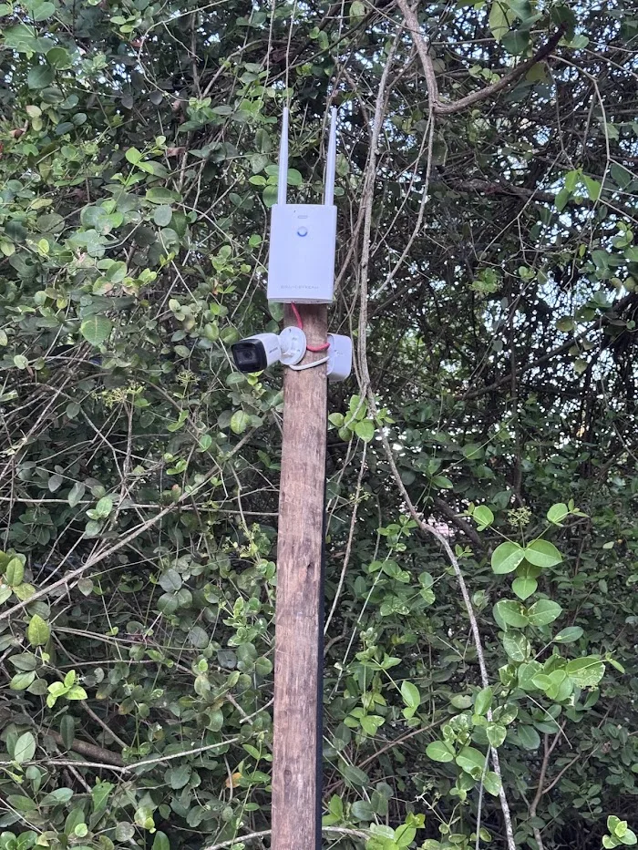 Câmera IP e ponto de acesso Wi-Fi externo instalados em poste de madeira