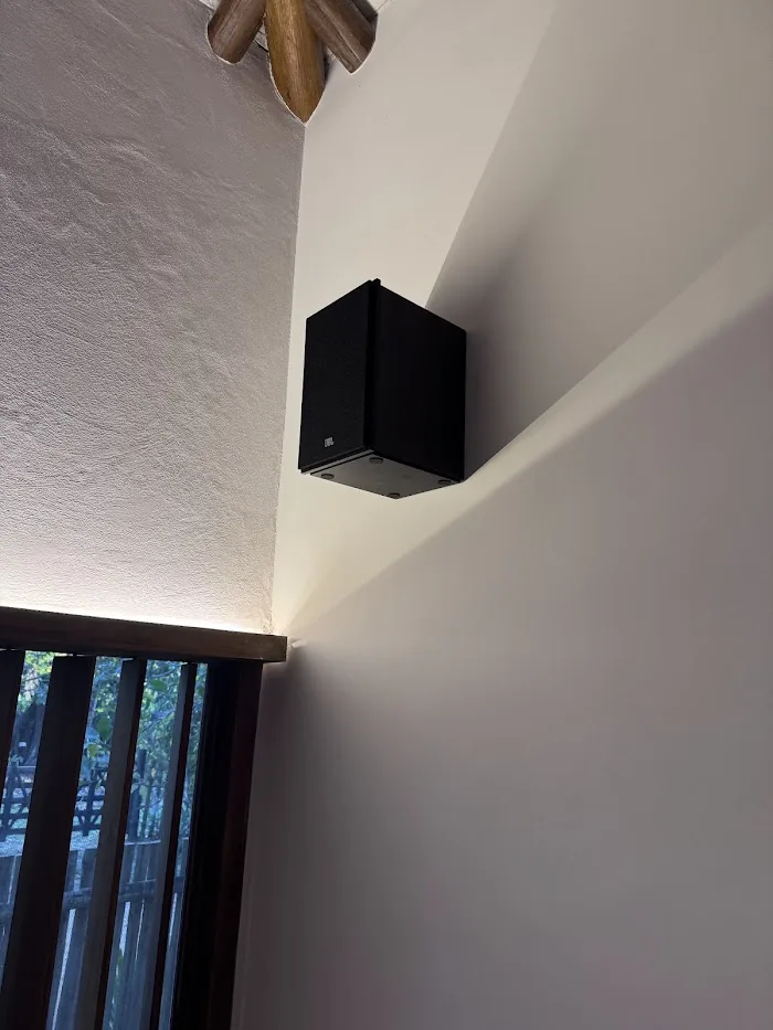 Caixa acústica JBL instalada na sala de cinema